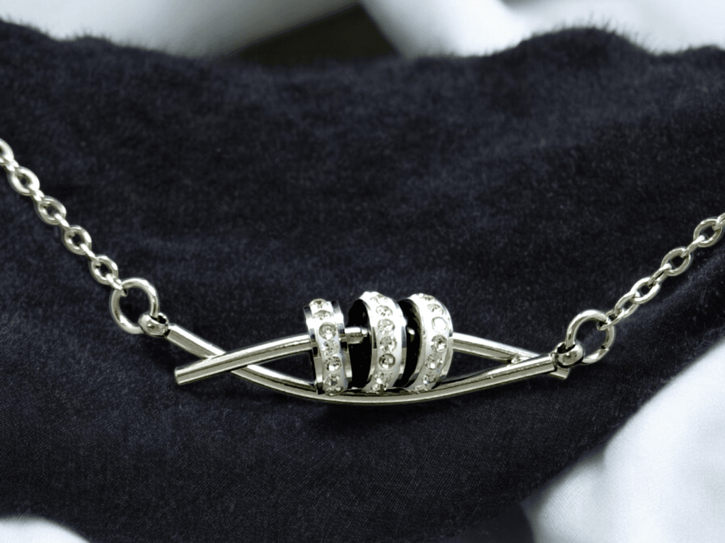 Exquisite Silver Necklace - Image 3